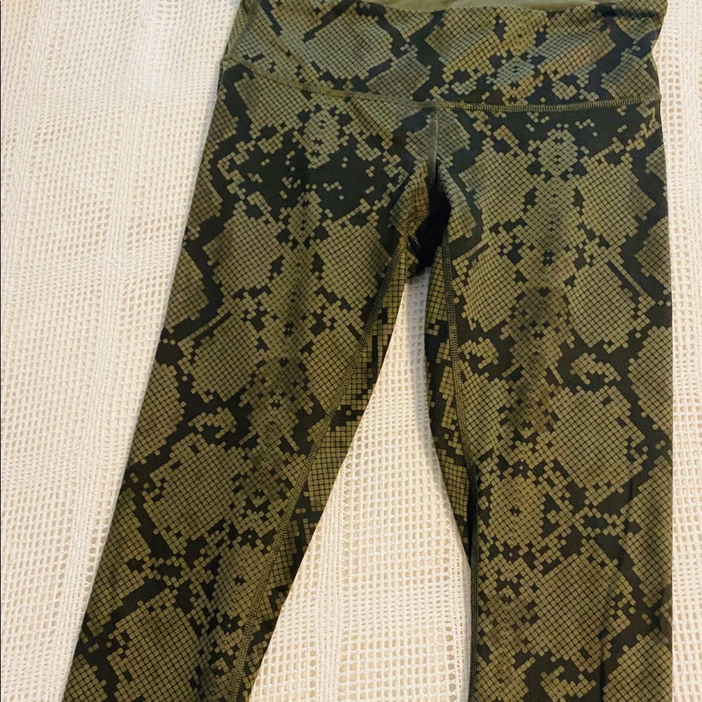 Lululemon wonder under crops